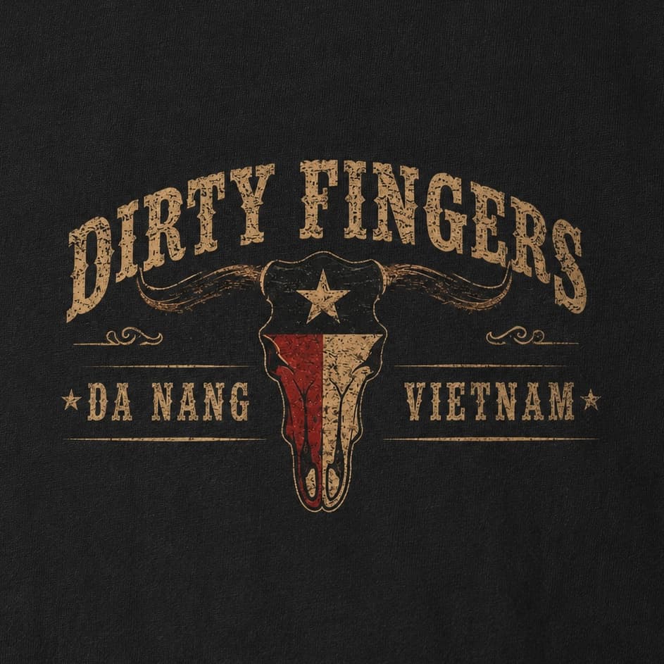 Logo Dirty Fingers có hình đầu lâu bò với cặp sừng dài và dòng chữ ‘Đà Nẵng, Việt Nam’.